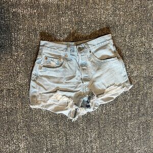 LIKE NEW Levi’s 501 jean shorts